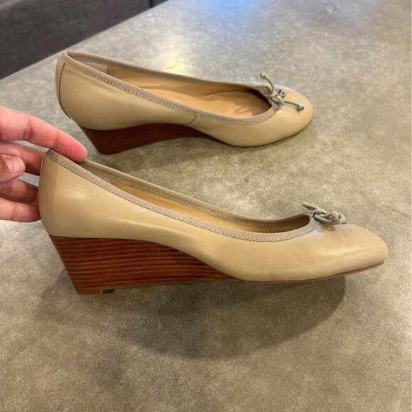 TORY BURCH woman’s wedges. New! The perfect neutral. Classic bow. Size 7.5. - Picture 1 of 9